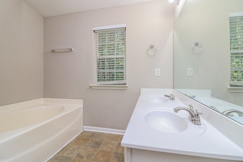 2,135/Mo, 204 Ranier Ct Canton, GA 30114 Main Bathroom View