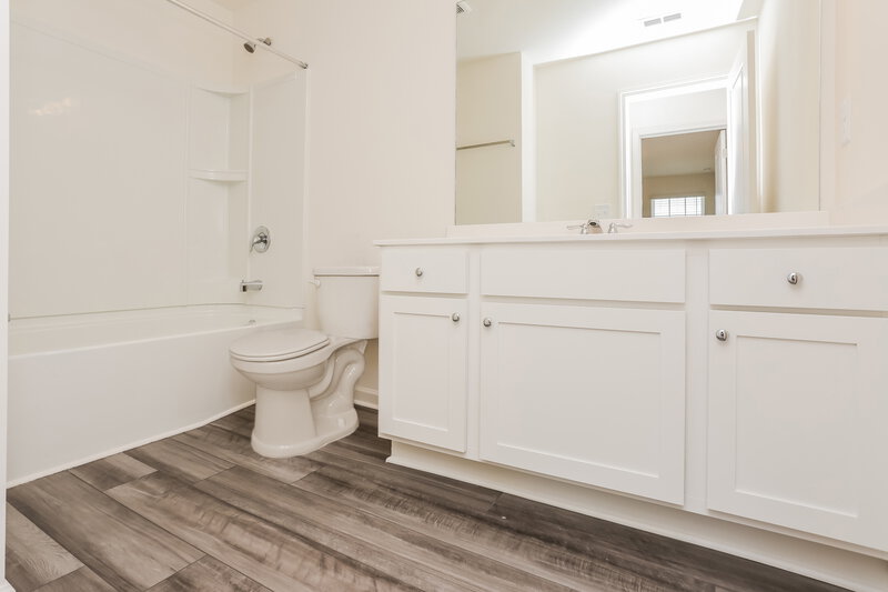 2,255/Mo, 435 Knightsbridge Ln Winder, GA 30680 Main Bathroom View