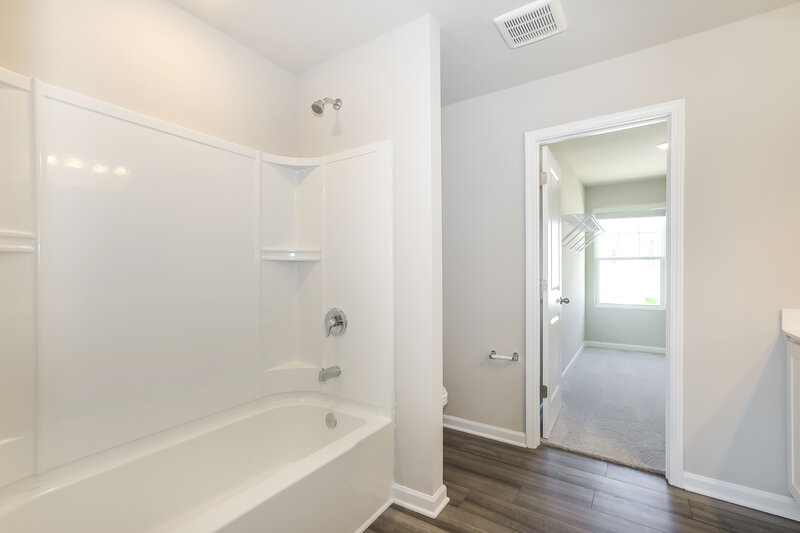 1,890/Mo, 613 Knightsbridge Lane Winder, GA 30680 Main Bathroom View 2