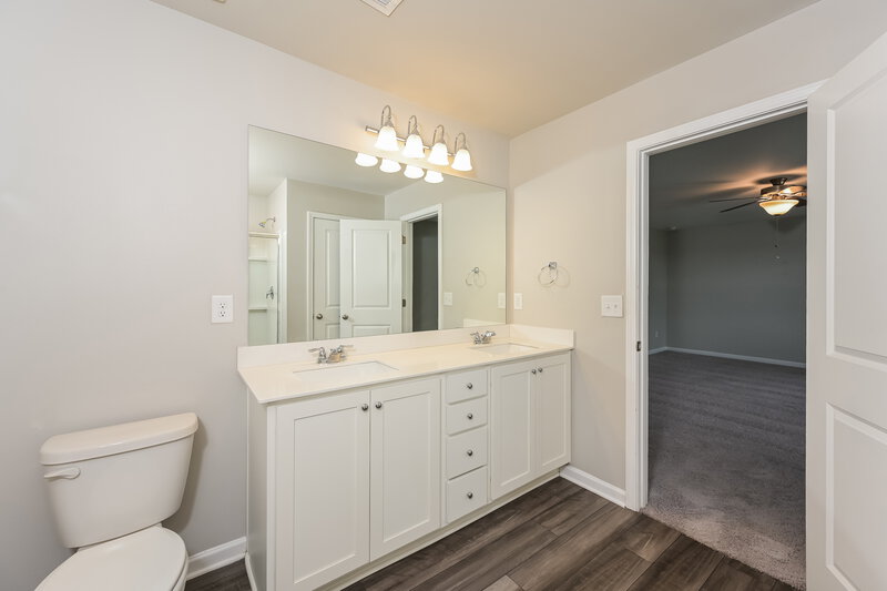 2,440/Mo, 49 Hyde Park Winder, GA 30680 Main Bathroom View