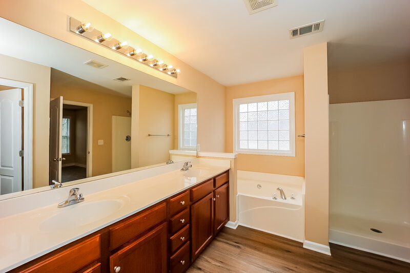 2,050/Mo, 251 Kyles Cir Hiram, GA 30141 Main Bathroom View