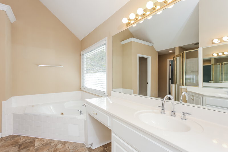 3,530/Mo, 1752 Bakers Mill Rd Dacula, GA 30019 Main Bathroom View