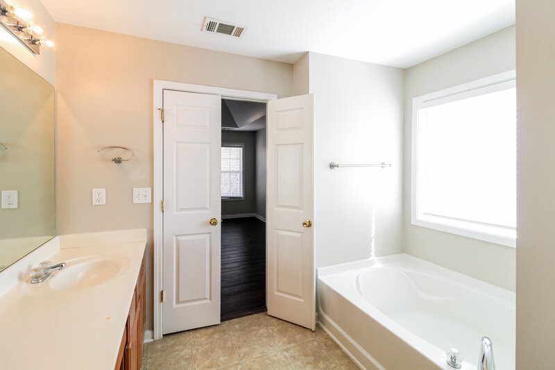 2,745/Mo, 2447 Longmont Dr Lawrenceville, GA 30044 Main Bathroom View 2