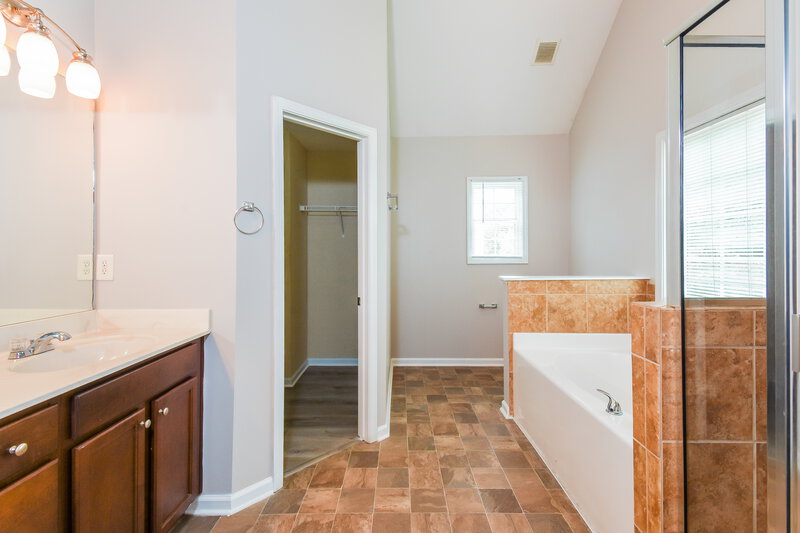 2,465/Mo, 5930 Vinings Vintage Way Mableton, GA 30126 Main Bathroom View