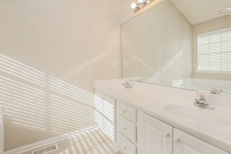2,360/Mo, 2455 Pemberton Pt Buford, GA 30519 Main Bathroom View