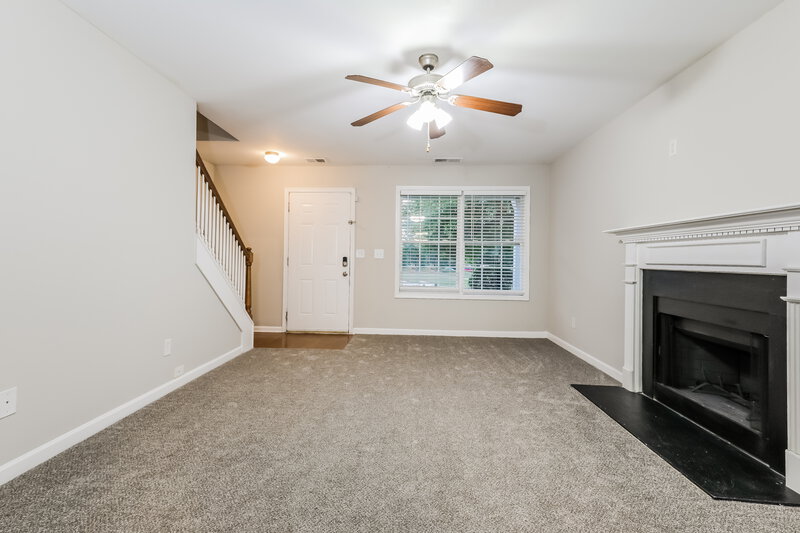 1,800/Mo, 848 Betsy Ross Trl Hampton, GA 30228 Living Room View