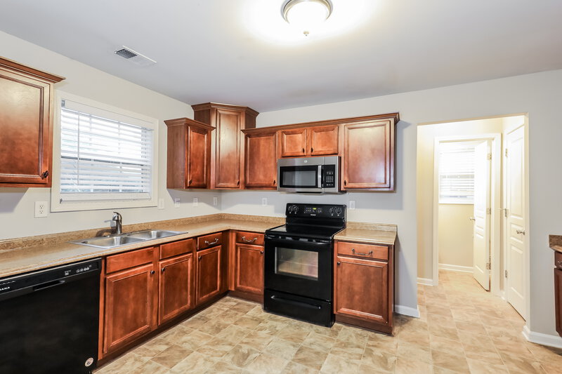 1,800/Mo, 848 Betsy Ross Trl Hampton, GA 30228 Kitchen View 2