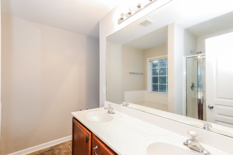 1,800/Mo, 848 Betsy Ross Trl Hampton, GA 30228 Main Bathroom View