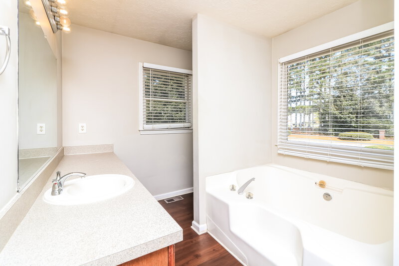 1,795/Mo, 820 Tidwell Rd Powder Springs, GA 30127 Main Bathroom View