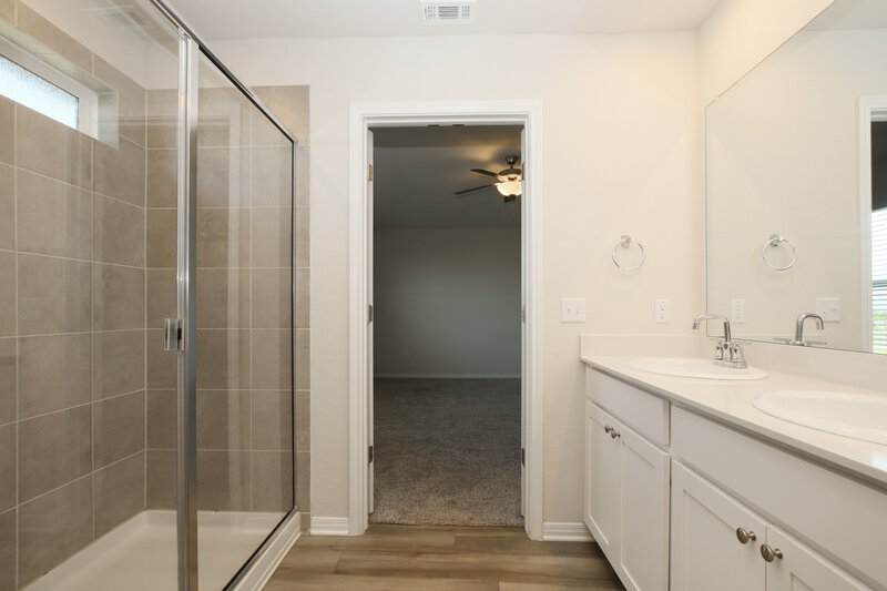 1,820/Mo, 137 Outlaw Dr Liberty Hill, TX 78642 Main Bathroom View