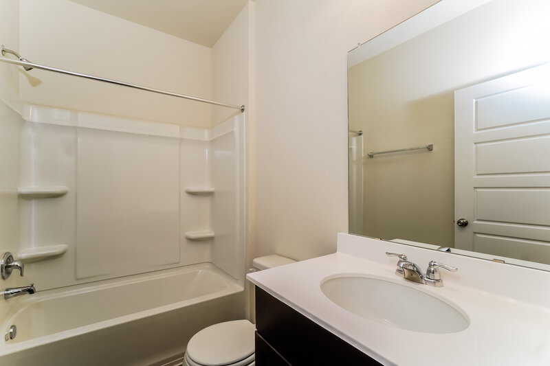 1,940/Mo, 342 Cobb Branch Dr Maxwell, TX 78656 Main Bathroom View
