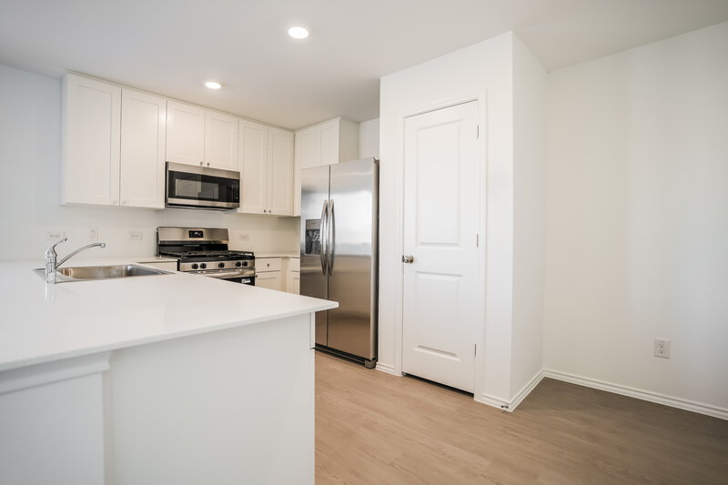 2,590/Mo, 204 Dragonfly Park Hutto, TX 78634 Kitchen View 2