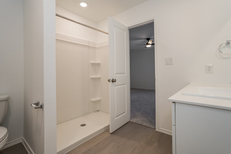 2,590/Mo, 204 Dragonfly Park Hutto, TX 78634 Main Bathroom View 2