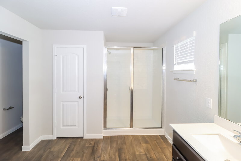 2,235/Mo, 307 Marimoor Dr Hutto, TX 78634 Main Bathroom View