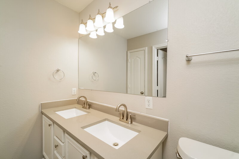 1,805/Mo, 204 Calixto Ct San Marcos, TX 78666 Main Bathroom View