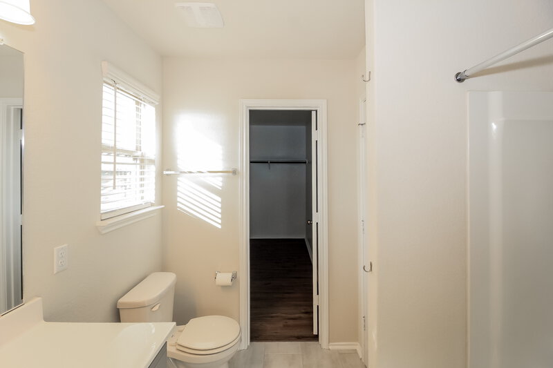 2,095/Mo, 492 Perryville Loop Liberty Hill, TX 78642 Main Bathroom View