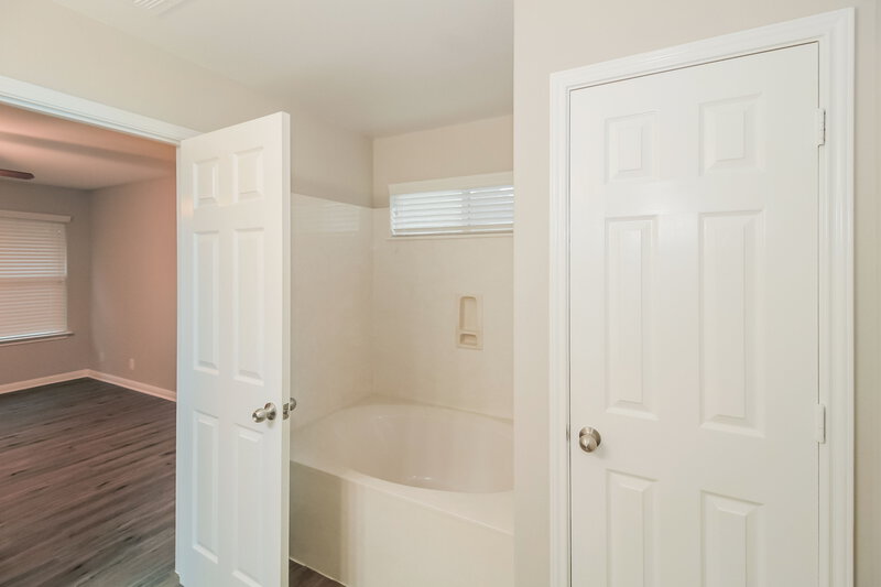 1,915/Mo, 212 Adriana Ln Hutto, TX 78634 Main Bathroom View