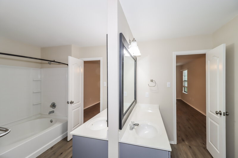2,905/Mo, 300 Cliffwood Dr Georgetown, TX 78633 Main Bathroom View