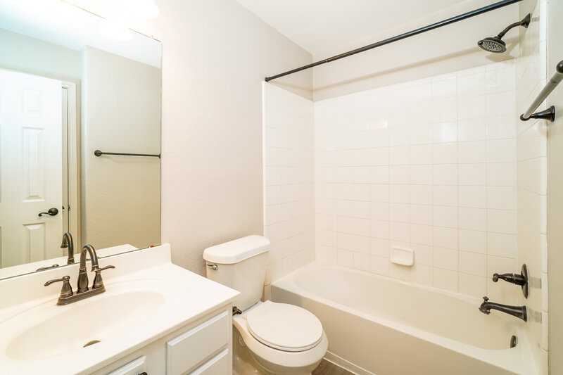 2,050/Mo, 101 Cermeno Cove Kyle, TX 78640 Bathroom View