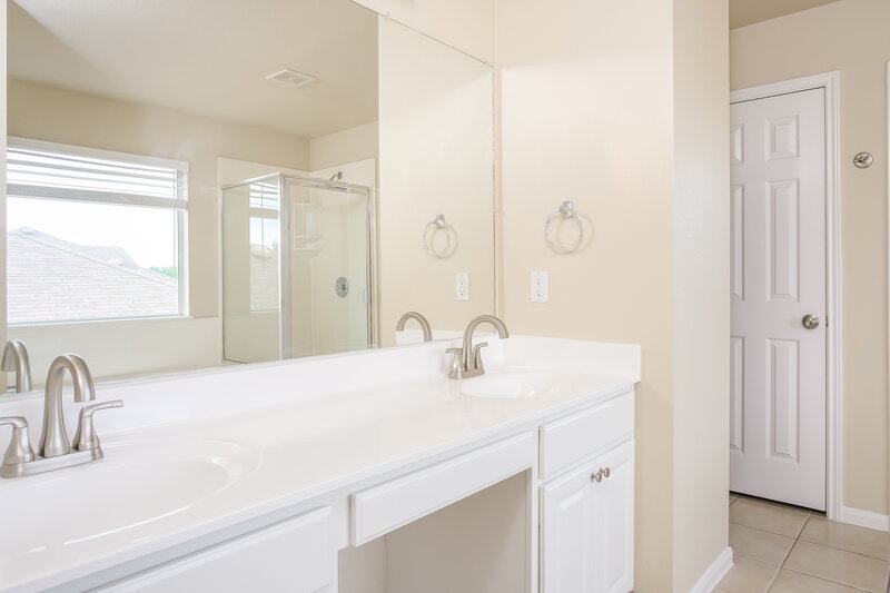 2,580/Mo, 18505 Silent Water Way Pflugerville, TX 78660 Main Bathroom View
