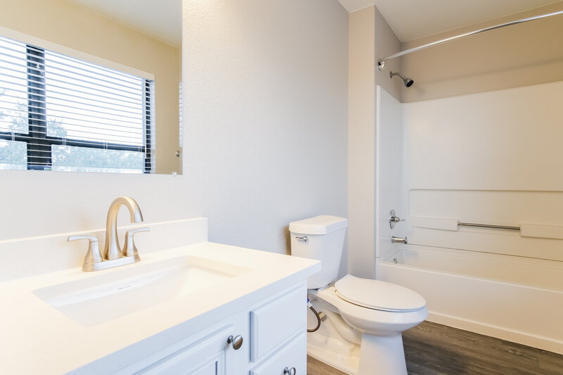 2,455/Mo, 7919 Eudora Ln Austin, TX 78747 Main Bathroom View