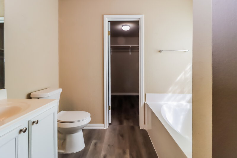 2,005/Mo, 175 Meadowlark Ln Kyle, TX 78640 Main Bathroom View