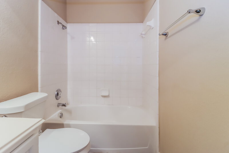 2,005/Mo, 175 Meadowlark Ln Kyle, TX 78640 Bathroom View