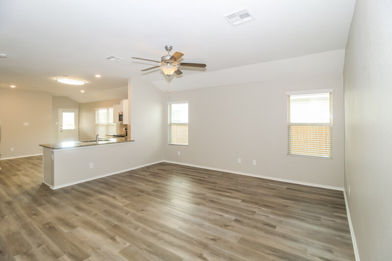 2,190/Mo, 532 Shimek St Jarrell, TX 76537 Living Room View 2