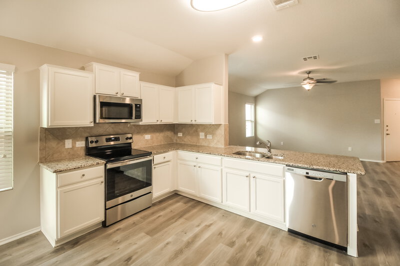 2,190/Mo, 532 Shimek St Jarrell, TX 76537 Kitchen View