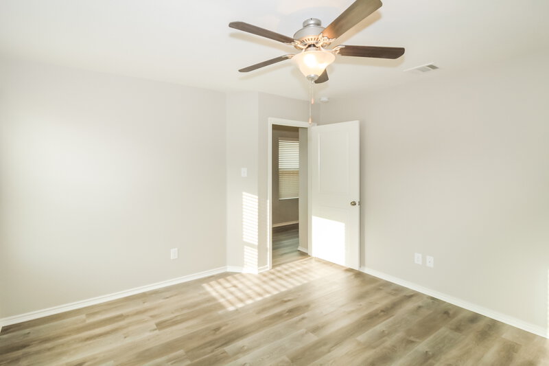 2,190/Mo, 532 Shimek St Jarrell, TX 76537 Main Bedroom View 2