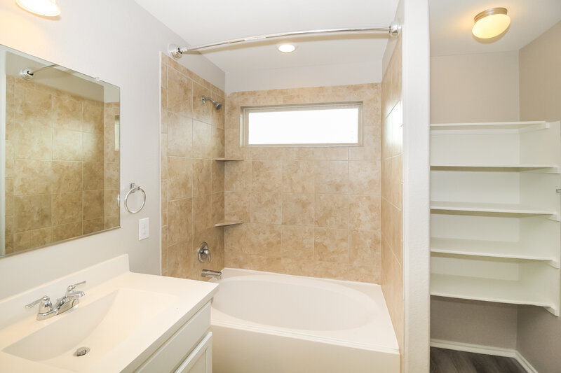 2,190/Mo, 532 Shimek St Jarrell, TX 76537 Main Bathroom View