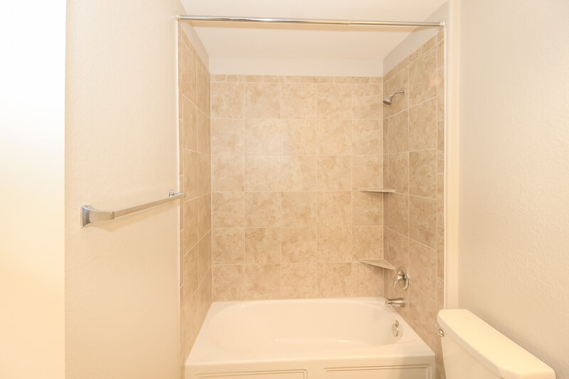 2,190/Mo, 532 Shimek St Jarrell, TX 76537 Bathroom View