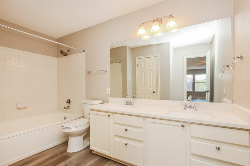 1,840/Mo, 1232 Dexford Dr Austin, TX 78753 Main Bathroom View