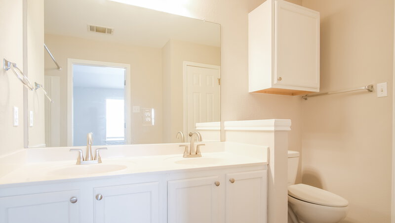 2,395/Mo, 18104 Gallant St Manor, TX 78653 Main Bathroom View