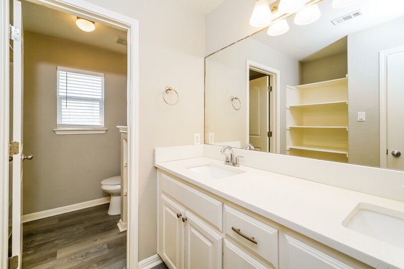 2,540/Mo, 909 Hot Spring Valley Buda, TX 78610 Bathroom View