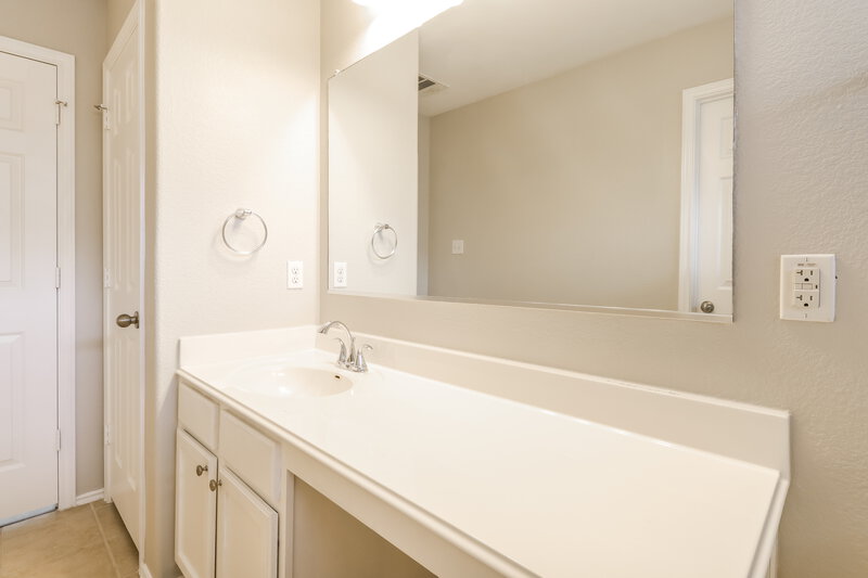 2,285/Mo, 399 Housefinch Loop Leander, TX 78641 Main Bathroom View