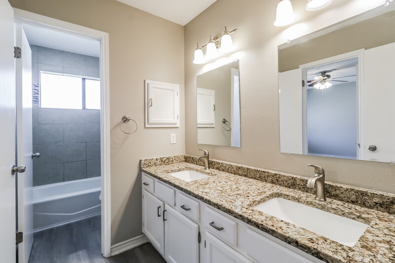 1,980/Mo, 900 Clearwater Trail Round Rock, TX 78664 Main Bathroom View