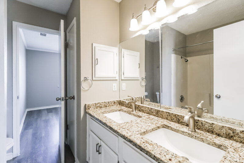 1,980/Mo, 900 Clearwater Trail Round Rock, TX 78664 Bathroom View