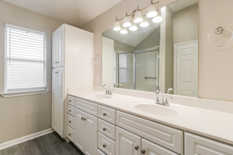 1,855/Mo, 200 Woodstone Dr Georgetown, TX 78628 Main Bathroom View