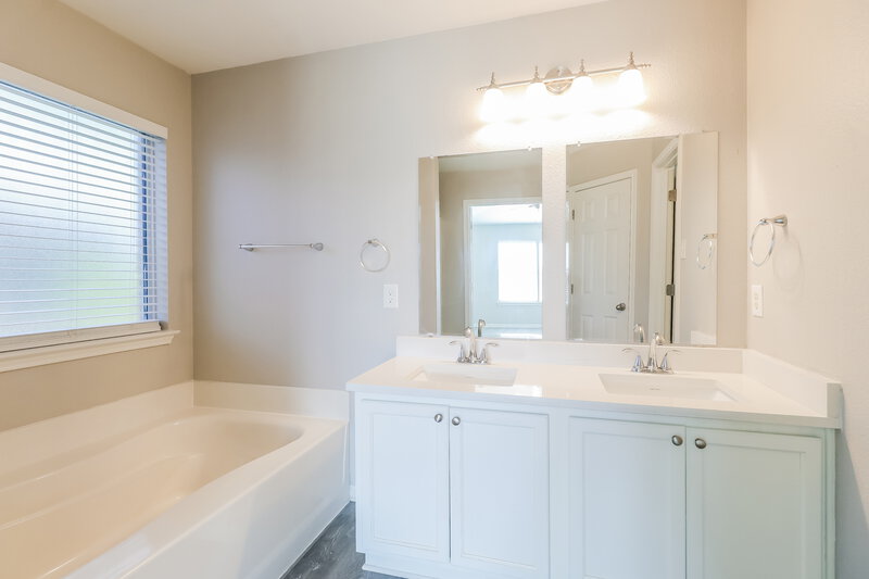 1,685/Mo, 223 Legends of Hutto Trl Hutto, TX 78634 Main Bathroom View