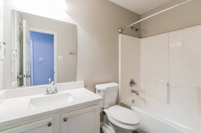 1,685/Mo, 223 Legends of Hutto Trl Hutto, TX 78634 Bathroom View