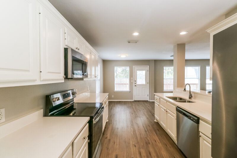 2,215/Mo, 147 Hiver Cir Kyle, TX 78640 Kitchen View