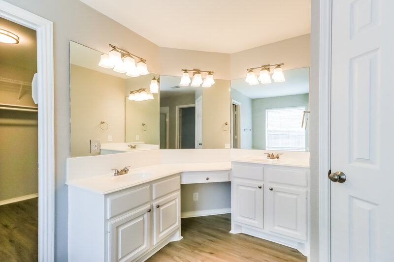 2,215/Mo, 147 Hiver Cir Kyle, TX 78640 Main Bathroom View