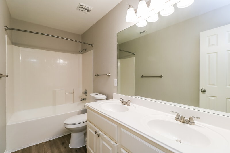 2,215/Mo, 147 Hiver Cir Kyle, TX 78640 Bathroom View