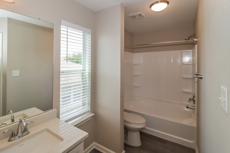 1,980/Mo, 231 Dandelion Loop Kyle, TX 78640 Main Bathroom View