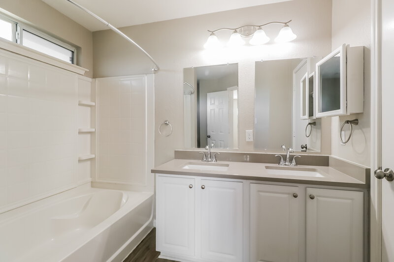1,860/Mo, 208 Rinehardt St Hutto, TX 78634 Main Bathroom View