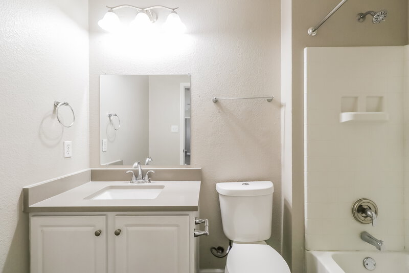 1,860/Mo, 208 Rinehardt St Hutto, TX 78634 Bathroom View