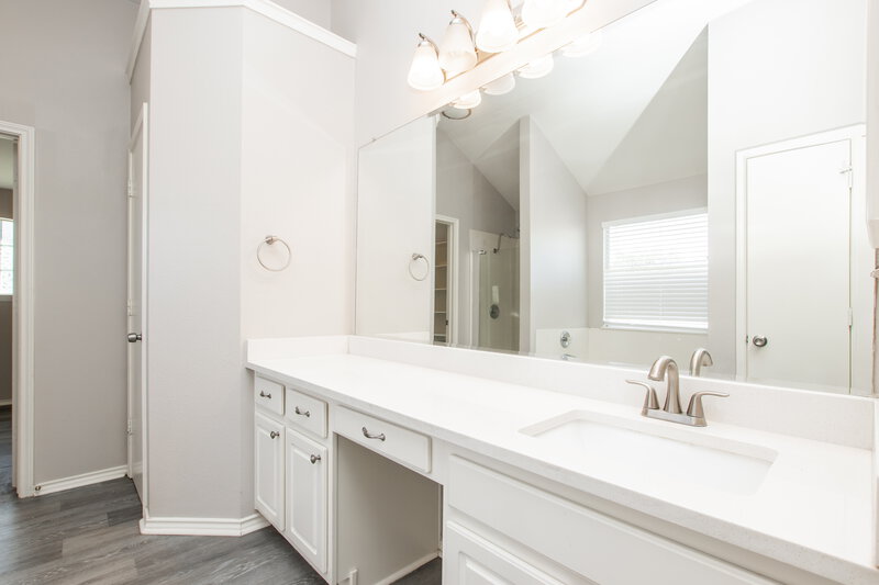 1,895/Mo, 121 Castle Dr Hutto, TX 78634 Main Bathroom View