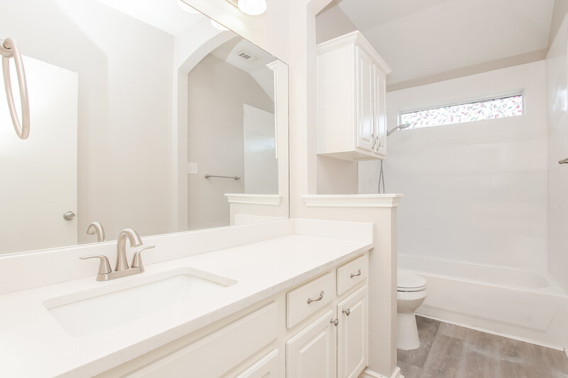 1,895/Mo, 121 Castle Dr Hutto, TX 78634 Bathroom View