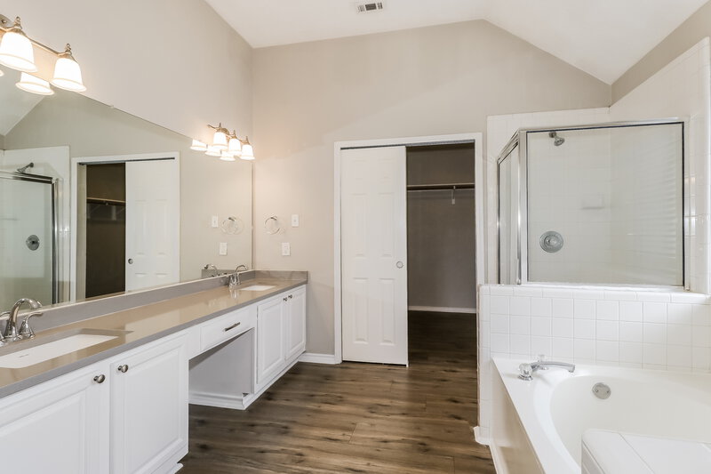 2,340/Mo, 17116 Valley Glen Rd Pflugerville, TX 78660 Main Bathroom View